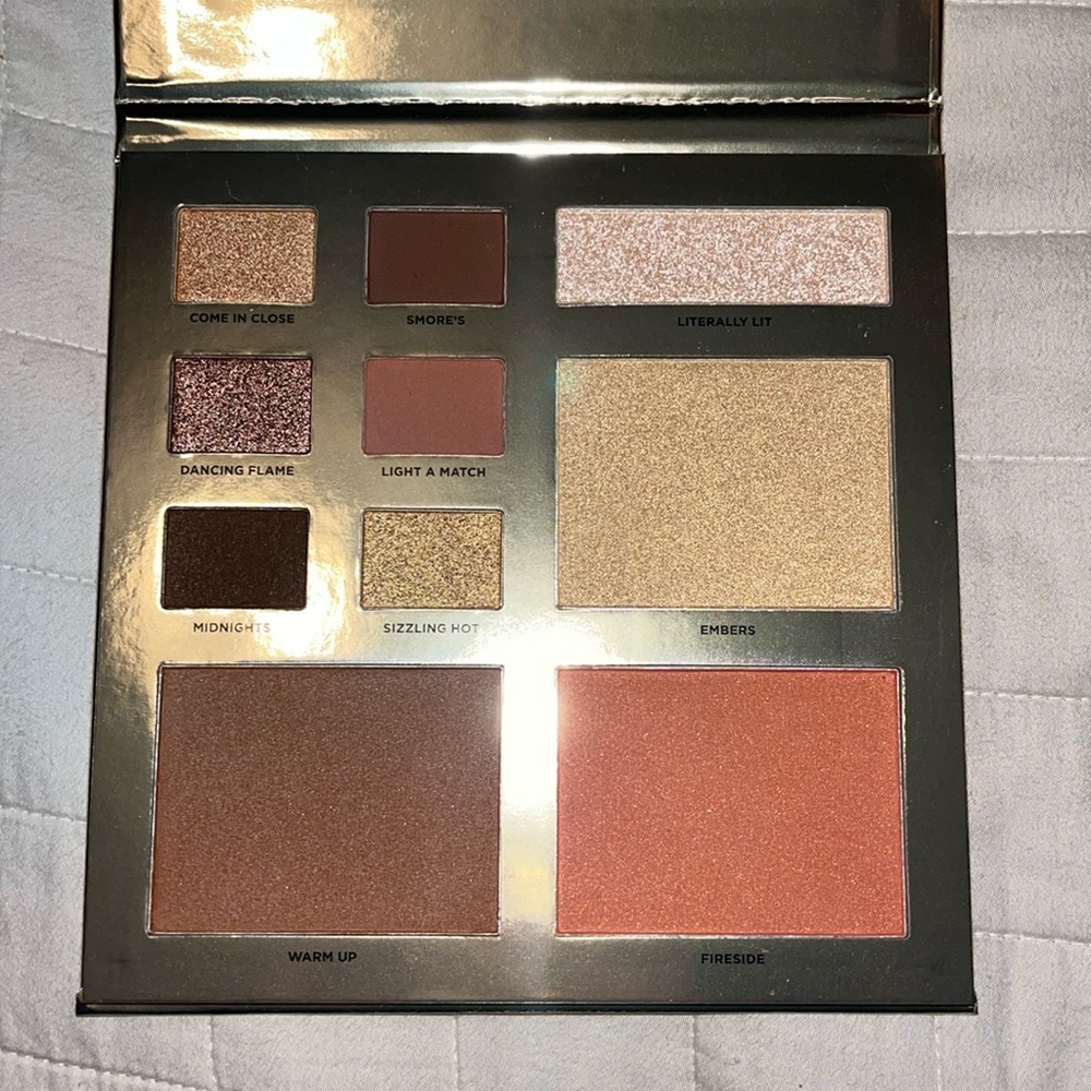 Iconic London “Heat of the moment” eyeshadow palette